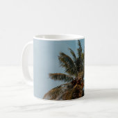 Green coconut tree under blue sky kaffeetasse (Vorderseite Links)