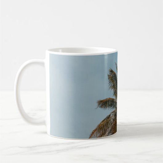 Green coconut tree under blue sky kaffeetasse (Links)