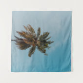 Green coconut tree under blue sky wandteppich (Vorderseite (Horizontal))