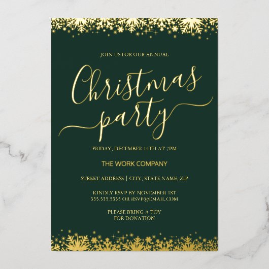 Green Corporate Weihnachts-Party Gold Snowflakes Folieneinladung (Vorderseite)