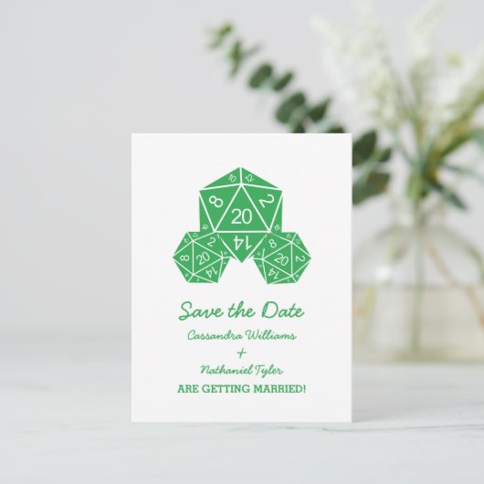 Green D20 Dice Save the Date Postkarte (Stehend Vorderseite)