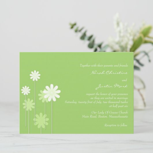 Green Daisy Wedding Einladung (Stehend Vorderseite)