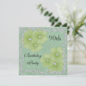 Green Damask & Blume 90. Geburtstag Einladung (Stehend Vorderseite)