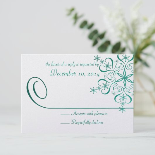 Green Elegance Response Card Snowflake RSVP Karte (Stehend Vorderseite)