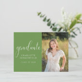 Green Elegant Script Abschluss Foto | Einladung (Stehend Vorderseite)