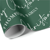  Green Elegant Script Merry Christmas Familienname Geschenkpapier (Rolleneckpunkt)