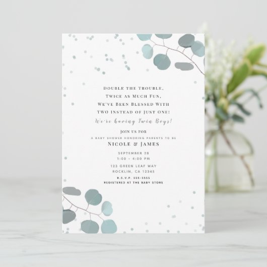 Green Eucalyptus Blätter Baby Shower Twins Einladung (Stehend Vorderseite)