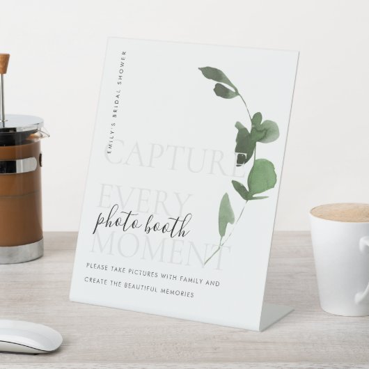 Green Eucalyptus Foliage Brautparty Foto Booth Sockelschild (In SItu)