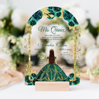 Green Floral Princess Gold Arch Quinceanera Acryleinladungen