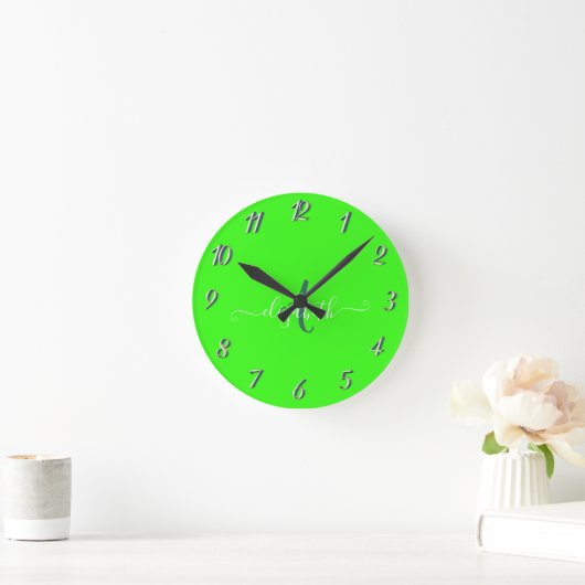 Green Fluorescent Neon Monogram Runde Wanduhr (Zuhause)