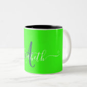 Green Fluorescent Neon Monogram Zweifarbige Tasse (VorderseiteRechts)