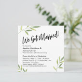 Green Foliage Moderne Handschrift Wir Got Verheira Einladung (Stehend Vorderseite)