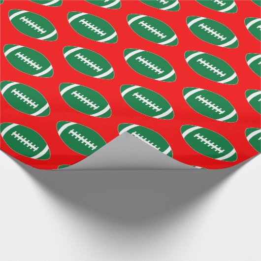 Green Footballs auf Red Background Weihnachtsgesch Geschenkpapier (Ecke)