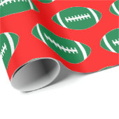 Green Footballs auf Red Background Weihnachtsgesch Geschenkpapier (Rolleneckpunkt)
