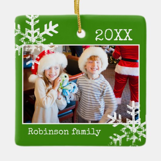 Green Foto Border White Snowflakes Holiday Keramikornament (Vorderseite)