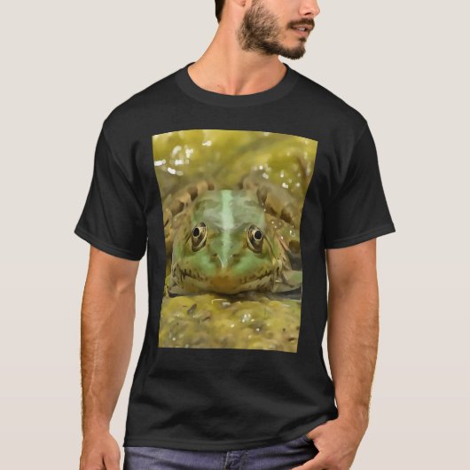 Green Frog Camouflaged Against Weathered River Bed T-Shirt (Vorderseite)