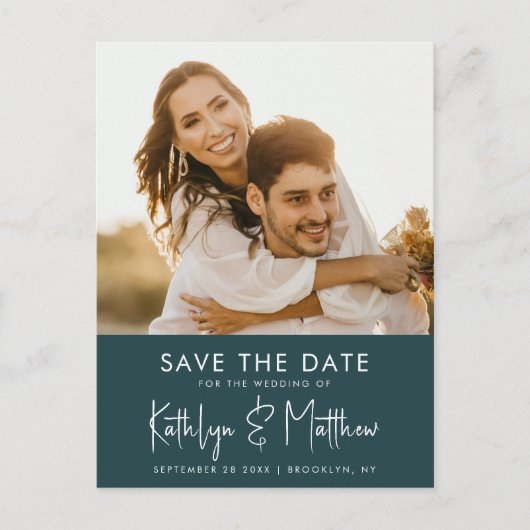 Green Fun Script Modernes Foto Minimalistisch Wedd Ankündigungspostkarte (Vorderseite)