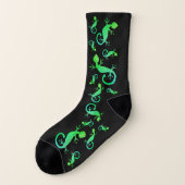 Green Gecko Lizard auf schwarz Socken (Links - Außen)