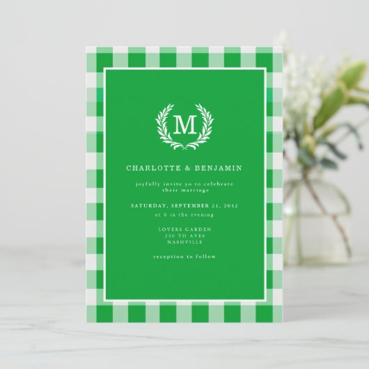 Green Gingham Monogram Wappen QR Code Einladung (Stehend Vorderseite)