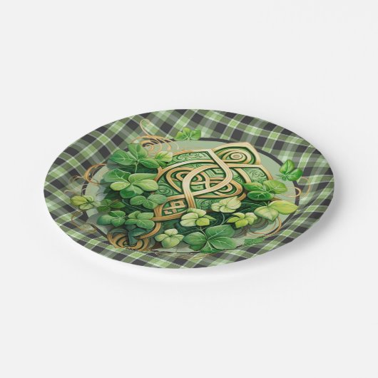 Green Gingham und Celtic Triskele Pappteller (Schrägansicht)