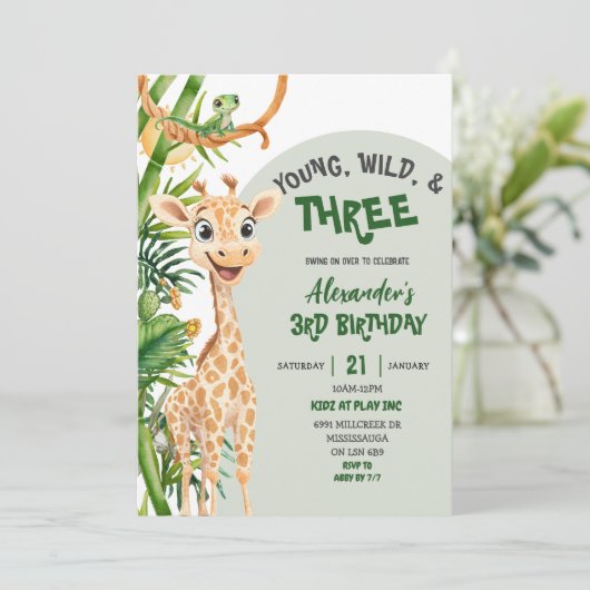 Green Giraffe Young Wild Three Third Birthday Einladung (Stehend Vorderseite)