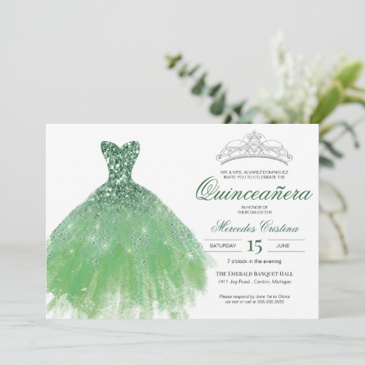 Green Glitzer Glam Gown Quinceañera Einladung (Stehend Vorderseite)