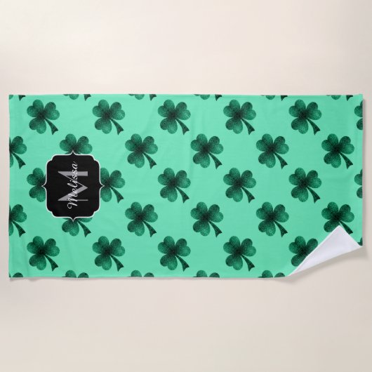Green Glitzern Kleeblatt St. Patrick' Day Monogram Strandtuch (Vorderseite)