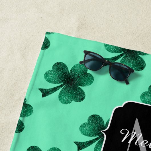 Green Glitzern Kleeblatt St. Patrick' Day Monogram Strandtuch (Beispiel)