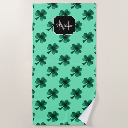 Green Glitzern Kleeblatt St. Patrick' Day Monogram Strandtuch (Vorderseite)