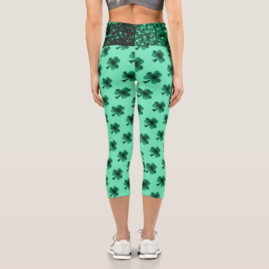 Green Glitzern Kleeblatt St Patrick' Day Muster Capri Leggings (Rückseite)