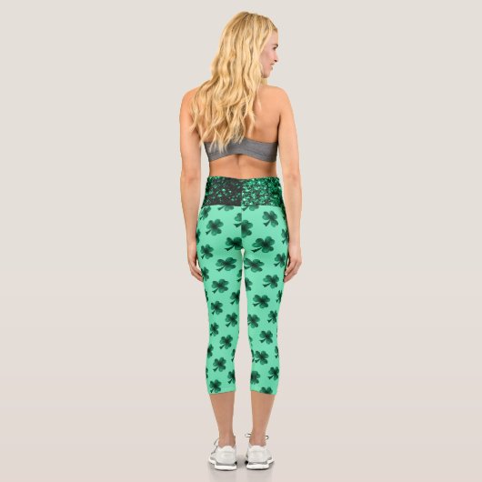 Green Glitzern Kleeblatt St Patrick' Day Muster Capri Leggings (Rückseite)