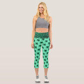 Green Glitzern Kleeblatt St Patrick' Day Muster Capri Leggings (Vorderseite)