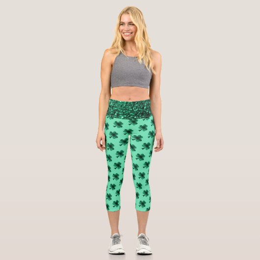 Green Glitzern Kleeblatt St Patrick' Day Muster Capri Leggings (Vorderseite)