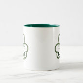 Green-Glücks-Kleeblatt-Script St. Patrick's Day Zweifarbige Tasse (Mittel)