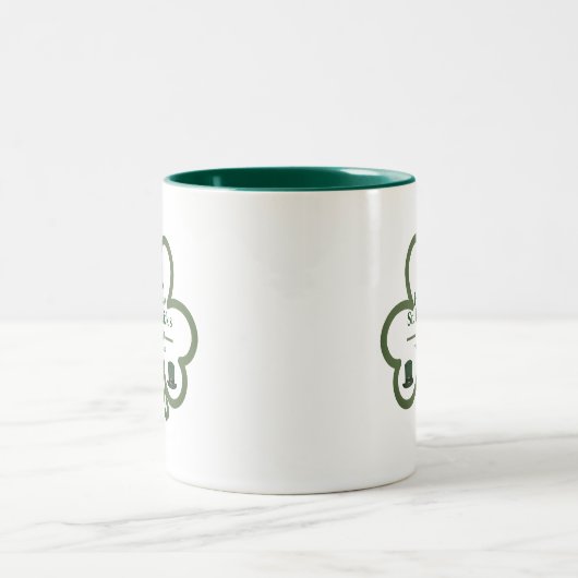 Green-Glücks-Kleeblatt-Script St. Patrick's Day Zweifarbige Tasse (Mittel)