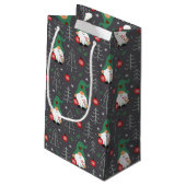 Green Gnome Christmas Tree Ornaments Muster Kleine Geschenktüte (Rückseite Schrägansicht)