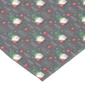 Green Gnome Christmas Tree Ornaments Muster Tischdecke (Schrägansicht)