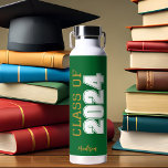 Green Gold Class 2024 Personalisierter Abschluss Trinkflasche<br><div class="desc">Diese klassische,  goldfarbene Wasserflasche mit Sonderakademie für Senioren bietet eine fett weiße Typografie-Leseklasse aus dem Jahr 2024 in verschiedenen Buchstaben für ein Party-Sake-Geschenk für Gymnasiasten oder Uni-Abschluss. Passen Sie mit Ihrem Namen in elegantem goldenen Skript unter,  um einen großen Gedenkwunsch zu erhalten.</div>