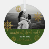 Green Gold First Christmas Verlobt Ornament Aus Glas (Rückseite)