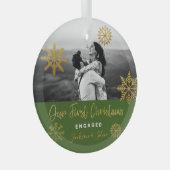 Green Gold First Christmas Verlobt Ornament Aus Glas (Vorderseite Rechts)