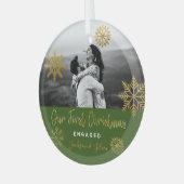 Green Gold First Christmas Verlobt Ornament Aus Glas (Vorderseite links)