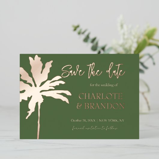 Green Gold Palm Tree Beach Hochzeit Save the Date Folieneinladung (Stehend vorne)