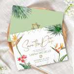 Green Gold Tropical Bat Mitzvah Floral Palm Modern Save The Date<br><div class="desc">Achten Sie darauf, dass alle Ihre Freunde und Verwandten den Meilenstein Ihrer Tochter Bat Mitzvah feiern können! Schicken Sie diese schicke, personalisierte "Save the Date" Anzeigenkarte. Atemberaubende, farbenfrohe tropische Wasserfarbenvögel paradiesischer Blume, Imitate handgeschriebene goldene Schrift, Star of David und Glitzer Punkte, zusammen mit grün und grau modernen Sans Serif Typ,...</div>