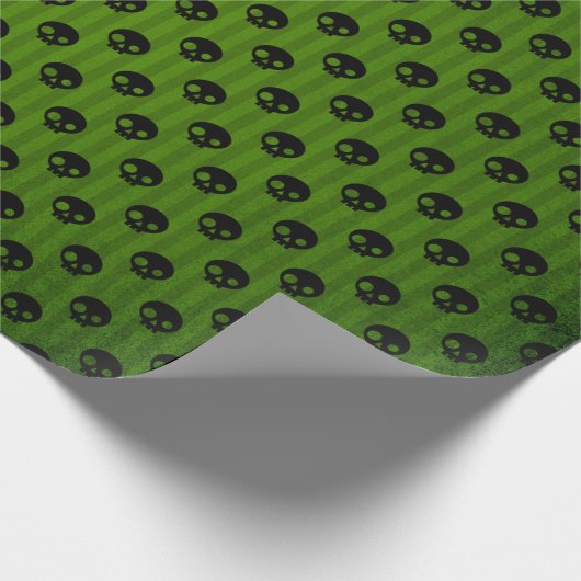 Green Gothic Skull Print Rustic Halloween Geschenkpapier (Ecke)