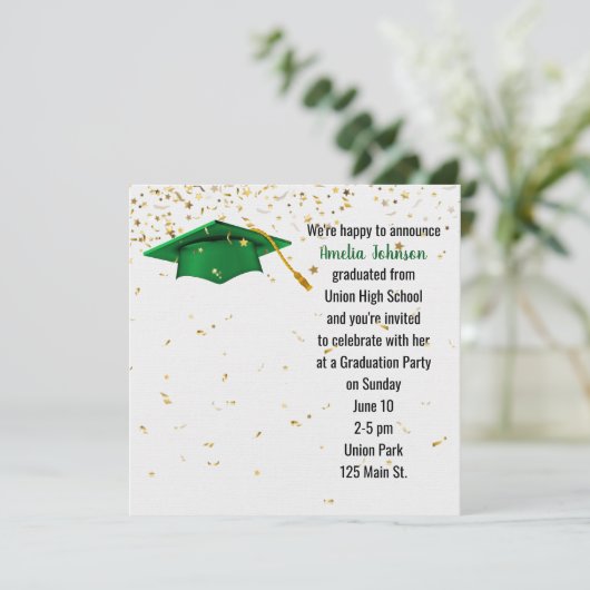 Green Graduation Cap mit Gold Confetti Einladung (Stehend Vorderseite)
