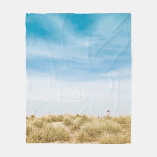 Green grass field under blue skies fleecedecke (Vorderseite)