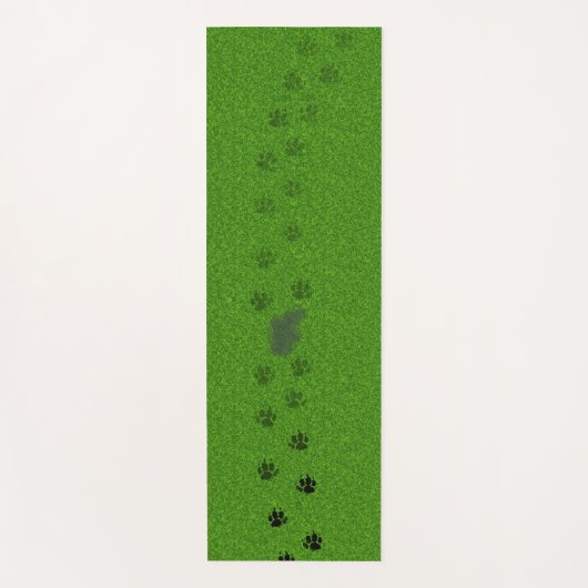 Green grass with dog paw prints and a pee stain yogamatte (Vorderseite)