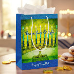 Green Hanukkah Menorah Peace Liebe Script Mittlere Geschenktüte<br><div class="desc">"Frieden, Liebe und Licht." Eine nah-up Foto-Abbildung einer hellen, farbenfrohen, grünen und gelben künstlerischen Menorah vor dem Hintergrund eines blauen Imitats Glitzer hilft Ihnen, den Urlaub von Hanukkah im Stil. Genießen Sie die Wärme und Freude der Ferienzeit, wenn Sie diese niedliche und lustige, maßgeschneiderte Geschenktasche in mittlerer Größe benutzen. Passende...</div>