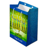 Green Hanukkah Menorah Peace Liebe Script Mittlere Geschenktüte (Vorderseite Schrägansicht)