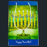 Green Hanukkah Menorah Peace Liebe Script Mittlere Geschenktüte<br><div class="desc">"Frieden, Liebe und Licht." Eine nah-up Foto-Abbildung einer hellen, farbenfrohen, grünen und gelben künstlerischen Menorah vor dem Hintergrund eines blauen Imitats Glitzer hilft Ihnen, den Urlaub von Hanukkah im Stil. Genießen Sie die Wärme und Freude der Ferienzeit, wenn Sie diese niedliche und lustige, maßgeschneiderte Geschenktasche in mittlerer Größe benutzen. Passende...</div>